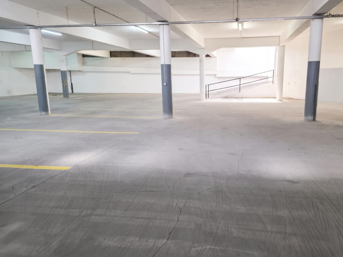 Parque de estacionamento privativo e coberto da AC CLINIC.