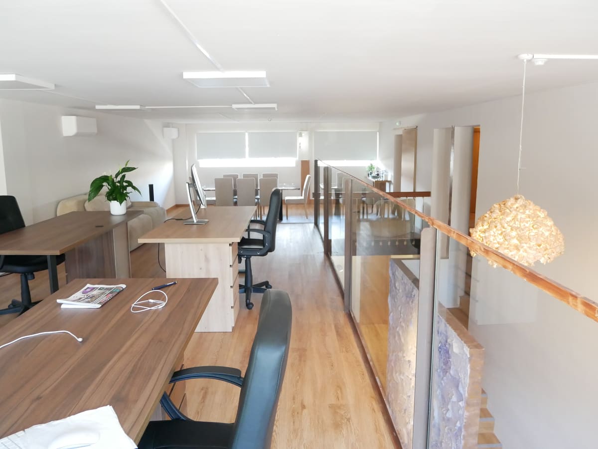 Sala de trabalho da AC CLINIC com secretárias para a equipa clínica e administrativa.